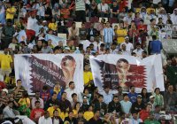 FUSSBALL INTERNATIONAL: Katar Fans mit WM 2022 Plakat