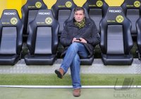 Fussball 1. Bundesliga :  Manager Michael Zorc auf der Bank (Borussia Dortmund)