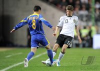 Fussball International EM 2012-Qualifikation:  Farkhadbek Irismetov (li, Kasachstan) gegen Thomas MUELLER (re, Deutschland)