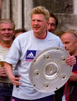 Fussball: Stefan Effenberg jubelt mit der Meisterschale
