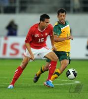 FUSSBALL NATIONALMANNSCHAFT: Savid DEGEN (li, Schweiz) gegen Carl VALERI (re, Australien)