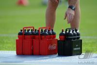 Fussball 1. Bundesliga: Getraenke Flaschen mit WASSER