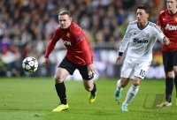 FUSSBALL INTERNATIONAL CHL ACHTELFINALE 12/13: Wayne Rooney (li, Manchester United FC) gegen Mesut Oezil (Real Madrid)