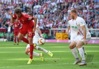 Fussball 1. Bundesliga Saison 15/16: FC Bayern Muenchen - FC Augsburg