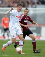 Fussball 1. Bundesliga, Saison 2012/2013:  Torsten Oehrl (li, FC Augsburg) gegen Timmy Simons (1 FC Nuernberg)