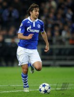 Fussball: Champions League Viertelfinale: Schalke, RAUL am Ball