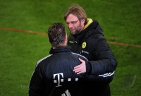 Fussball 1. Bundesliga : Trainer Louis van Gaal (li, FC Bayern Muenchen)  mit Trainer Juergen Klopp (re, Borussia Dortmund)