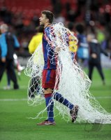 Fussball Champions League Finale 2011: Gerard Pique (Barca) schneidet das NETZ aus dem TOR