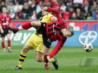 Fussball 1. Bundesliga: Leverkusen - Dortmund, Zweikampf