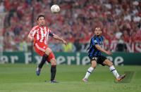 Fussball Champions League Finale: Mark van Bommel (li, FCB) gegen Wesley Sneijder  (re, Inter)