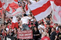 Fussball 1. Bundesliga 10/11:   FANKURVE Stuttgart mit Fahnen mit dem Redensfuehrer mit Megaphone