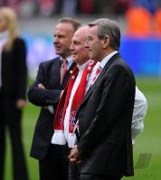 Fussball 1. Bundesliga : Karl Heinz Rummenigge, Praesident Uli Hoeness, Karl Hopfner (v. li. FCB)