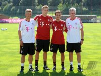 Fussball 1. Bundesliga: Assistenzcoach Peter Hermann, Nils Petersen, Rafinha , Trainer Jupp Heynckes  (v. li., FC Bayern Muenchen)