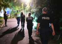 Tuebinger Nachtleben, Menschenansammlung im Bota (Alte Botanischen Garten) in der Nacht auf Sonntag