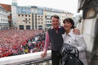 Fussball 1. Bundesliga :  JUBEL Trainer Louis van Gaal mit seiner Frau Truus  (FC Bayern Muenchen)