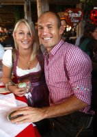 FUSSBALL 1. BUNDESLIGA: Arjen Robben mit Frau Bernadien (FC Bayern Muenchen)