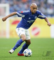 Fussball 1. Bundesliga: Schalke, VARELA Einzelaktion am Ball