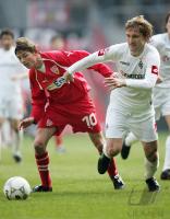 Fussball 1. Bundesliga: Moenchengladbach - Stuttgart, Zweikampf