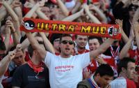 FUSSBALL  International CHL 09/10: Bayern Fan mit Schal