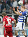 Fussball 1. Bundesliga: Duisburg - Stuttgart, Zweikampf
