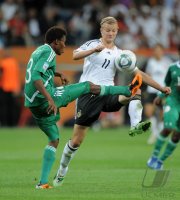 FIFA Frauen-Weltmeisterschaft 2011: Osinachi OHALE (li, Nigeria) gegen Alexandra POPP (re, Deutschland)