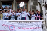 Fussball:  Das Team mit Meisterschale