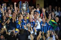 Fussball Champions League Finale: Das Inter Team JUBEL mit Pokal