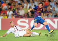 Fussball Champions League  Saison 2011/2012: Ignazio Abate (li, AC Mailand) gegen Lionel Messi (re, Barca)
