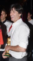 FUSSBALL WM 2014, FINALE: Bundestrainer Joachim Loew (Deutschland) mit WM Pokal