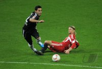 Fussball 1. Bundesliga : Ilkay Guendogan  (1 FC Nuernberg) gegen Anatoliy Tymoshchuk (FC Bayern Muenchen)