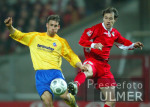 Fussball 2. Bundesliga: Oberhausen - Karlsruhe, Zweikampf