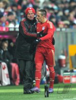 Fussball 1. Bundesliga, Saison 2011/2012:  Trainer Jupp Heynckes  (li,) wechselt Franck Ribery (FC Bayern Muenchen) aus