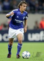 Fussball International UCL: Schalke, RAFINHA Einzelaktion am Ball