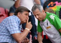 FUSSBALL 1. Bundesliga 2013/2014:  Trainer Favre (Borussia Moenchengladbach) und Praesidiumsmitglied  Meyer (Borussia Moenchengladbach)