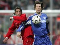 Fussball 1. Bundesliga: Bayern - Schalke, Zweikampf
