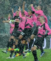 FUSSBALL SERIE A:  Torwart Gianluigi Buffon (li,) mit Arturo Erasmo Pardo Vidal (Juventus Turin)