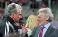 FUSSBALL INTERNATIONAL  CHL Viertelfinale 11/12: Trainer Jupp Heynckes (li,) mit Paul Breitner (FC Bayern Muenchen)