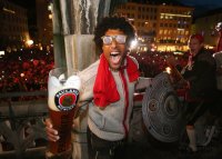 Fussball 1. Bundesliga  Saison  2012/2013:  Philipp Lahm (FC Bayern Muenchen) mit Schale