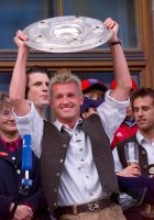 Fussball:  Thomas Strunz jubelt mit der Meisterschale