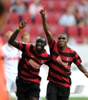 Fussball 1. Bundesliga, Saison 2011/2012:  JUBEL Papiss Demba Cisse , Cedric Makiadi (v. li., SC Freiburg)