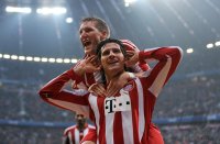 Fussball 1. Bundesliga : JUBEL nach dem TOR zum 3:0 von Mario Gomez OBEN AUF Bastian Schweinsteiger (FC Bayern Muenchen)