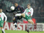 Fussball UCL: Bremen - Lyon, Zweikampf