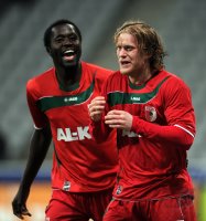 2. Fussball Bundesliga: (v. re.) Augsburg JUBEL nach dem TOR zum 0:2 von Marcel de Jong, Gibril Sankoh