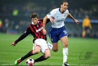 FUSSBALL  International CHL 09/10 : Klaas Jan Huntelaar (li, Milan) gegen Rio Ferdinand (re, Manu)