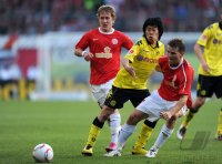 1. Fussball Bundesliga: Lewis Holtby (li, 1. FSV Mainz 05) gegen Shinji Kagawa (MITTE, Borussia Dortmund) gegen Eugen Polanski (re, 1. FSV Mainz 05)