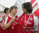 Fussball 1. Bundesliga  FC Bayern Muenchen bekommt die Meisterschale