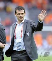 FUSSBALL EURO 2008: Frankreich, SAGNOL traegt Anzug