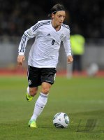 FUSSBALL INTERNATIONALES TESTSPIEL:  Ukraine - Deutschland, OEZIL am Ball