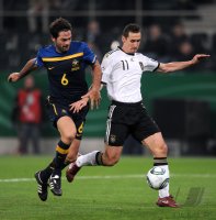 Fussball International EM 2012 Testspiel:  Sasa Ognenovski (li, Australien) gegen Miroslav KLOSE (re, Deutschland)