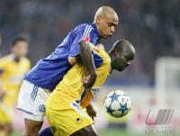 Fussball 1. Bundesliga: Schalke - Duisburg, Zweikampf